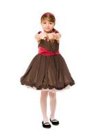 trevlig liten lady i en brun klänning foto
