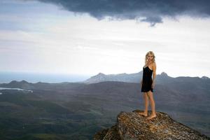 Söt blond kvinna på de bergen foto