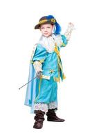 liten pojke Framställ i musketör kostym foto