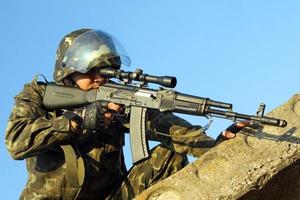 armén soldat med maskin pistol foto