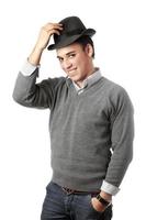 leende attraktiv ung man bär svart hatt foto