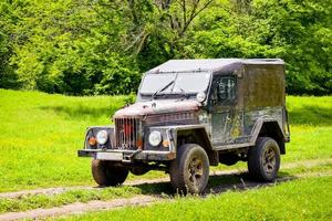 gammal militär mobil fordon enhet passera på på väg i kakheti, georgien foto