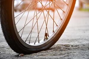 närbild se av cykel platt hjul eller cykel platt däck som parkerad förbi de väg och väntar till fixera. foto