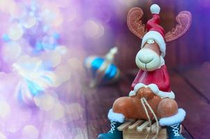 jul bakgrund med en leksak älg på trä- kälke foto