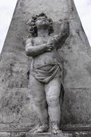 sten staty av en barn på en piedestal foto