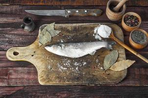 färsk smälta fisk på de kök skärande styrelse foto