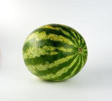 stor grön randig hela vattenmelon på en vit bakgrund foto