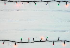 elektrisk jul krans med färgad små lökar foto