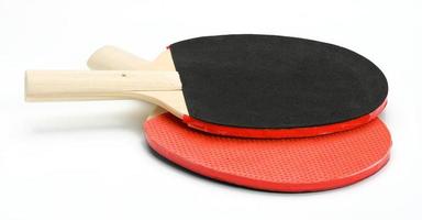 par av trä- ping pong racketar på vit bakgrund. sport Utrustning foto