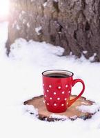 keramisk röd kopp med vit polka prickar med svart kaffe foto