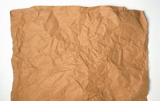 skrynkliga bit av brun papper ark på vit bakgrund foto