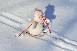 textil- snögubbe på skidor foto