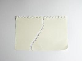 ark av vit papper trasig i halv med en spiral anteckningsblock foto