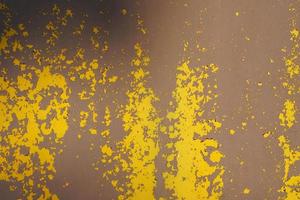 gul stål tallrik, grov yta, peeling måla, som visar rostig stål textur. abstrakt bakgrund. foto
