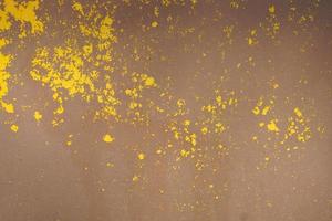 gul stål tallrik, grov yta, peeling måla, som visar rostig stål textur. abstrakt bakgrund. foto
