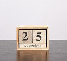 trä- kalender av kuber med de datum av december 25 foto