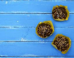 choklad muffins insvept i gul papper foto