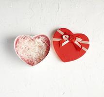 öppen röd hjärtformade gåva låda med en rosett på en vit bakgrund, foto