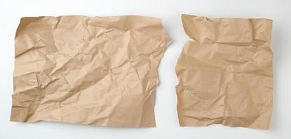 rena trasig brun ark av hantverk papper på en vit bakgrund foto