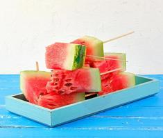 skivad mogen röd vattenmelon med frön foto