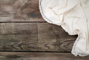 vit kök textil- handduk vikta på en grå trä- tabell från gammal styrelser foto