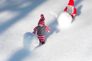 två små leksaker i en scen i de snö foto