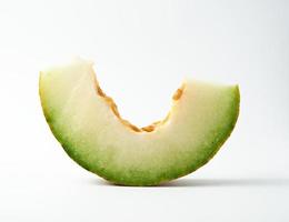 bit av mogen melon med frön på en vit bakgrund foto