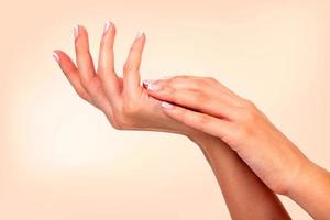 kvinna händer med välskött fingrar, hud vård begrepp foto