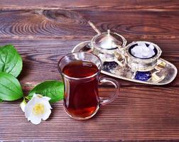 svart te i en turkiska glas kopp foto