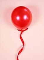 röd ballong på en röd band foto