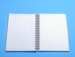 öppen tom anteckningsbok i en låda på en blå bakgrund foto
