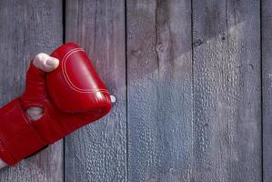 rätt mannens hand i röd boxning handskar foto