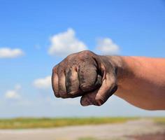 de mannens hand är fisted foto