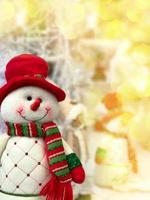 vinter- jul bakgrund med festlig snögubbe foto