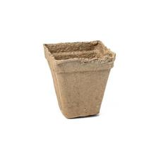 återvinningsbar kartong kopp för plantering plantor och frön isolerat på vit bakgrund. ekologisk föremål, noll avfall foto