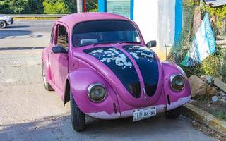 puerto escondido oaxaca mexico 2022 gammal rosa bruten rostig skadad klassisk årgång bilar i Mexiko. foto