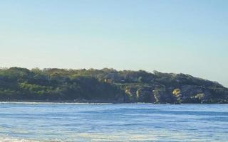 ytterst enorm stor surfare vågor strand la punta zicatela Mexiko. foto