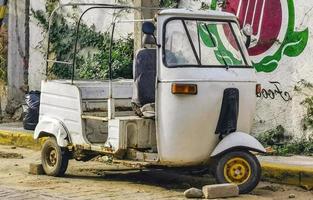 puerto escondido oaxaca mexico 2022 gammal vit bruten förstört tuk tuk rikshaw förstöra i Mexiko. foto