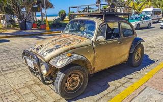 puerto escondido oaxaca mexico 2022 gammal bruten rostig och skadad klassisk årgång bilar i Mexiko. foto