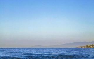 strand sand blå vatten enorm surfare vågor puerto escondido Mexiko. foto