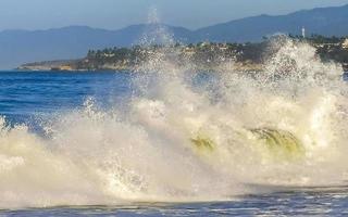 ytterst enorm stor surfare vågor på strand puerto escondido Mexiko. foto