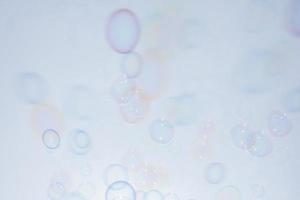 bubblor framför gråvit bakgrund foto