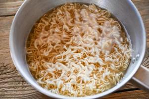 kokt omedelbar spaghetti på varm pott - omedelbar nudel kokta mat foto