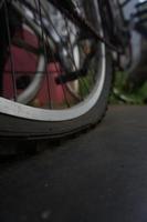 platt cykel däck i främre av de hus i de morgon- foto