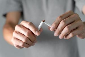 Nej rökning. man sluta rök, vägra, avvisa, ha sönder ta cigarett, säga Nej. sluta rökning för hälsa. värld tobak dag. läkemedel, lunga cancer, emfysem , lung- sjukdom, narkotisk, nikotin effekt foto