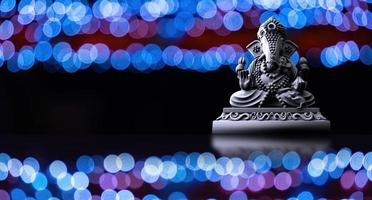 selektiv fokus på staty av herre ganesha, ganesha festival. hindu religion och indisk firande av diwali festival begrepp på mörk, röd, gul bakgrund. foto