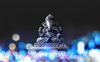 selektiv fokus på staty av herre ganesha, ganesha festival. hindu religion och indisk firande av diwali festival begrepp på mörk, röd, gul bakgrund. foto