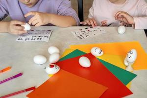 barn dekorera dummies av vit ägg, pinne klistermärken med annorlunda känslor, studie av känslor foto