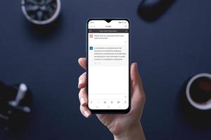 artificiell intelligens chatt app på telefon visa i hand. användare frågar de ai till skriva honom en text handla om smartwatches foto