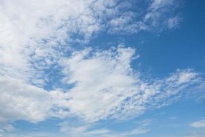 blå himmel och moln foto